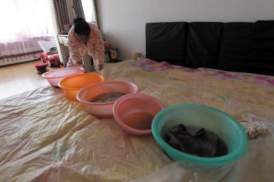 天峨楼上漏水，住户失联，小区没物管，业主维权难！律师来支招……